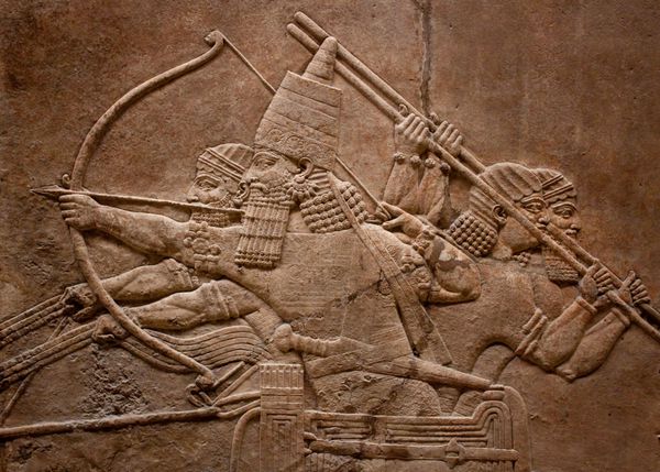 نقش برجسته باستانی جنگجویان آشوری که در جنگ با کمان تیر و نیزه می جنگند