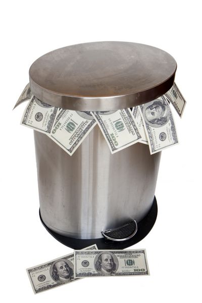هدر دادن پول - اسکناس دلار در سطل زباله