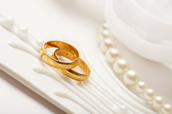 دو حلقه ازدواج طلایی دعوتنامه عروسی
