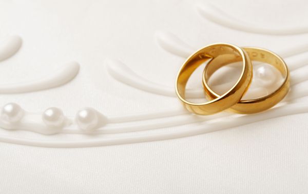 دو حلقه ازدواج طلایی دعوتنامه عروسی