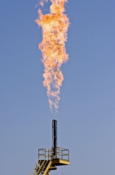 شعله سوزاندن گاز طبیعی به جو در سکوی تولید نفت