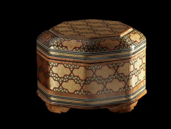 تابوت هشت ضلعی با تزئینات موزائیک سنتی ایرانی خاتم جدا شده بر زمینه مشکی