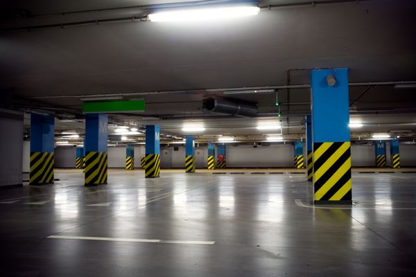پارکینگ مرکز خرید داخلی زیرزمینی نور نئون در ساختمان صنعتی روشن
