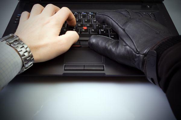 امنیت کلاهبرداری سایبری و جرایم رایانه ای با دست هکر و تاجر اینترنت را هک می کند
