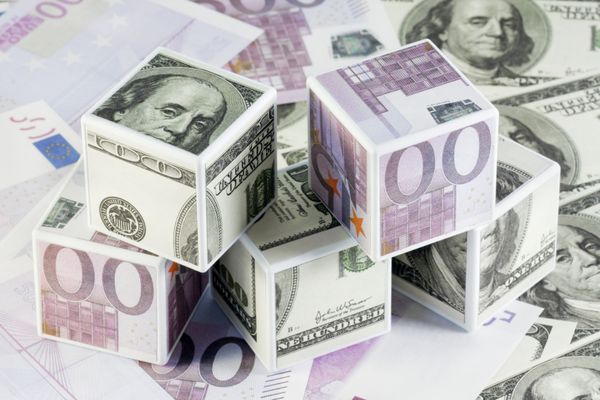 مکعب هایی که روی آنها دلار و یورو چسبانده شده است