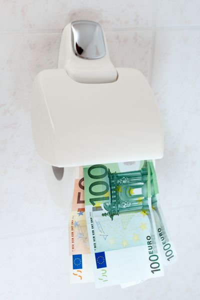 استفاده از پول یورو به عنوان دستمال توالت