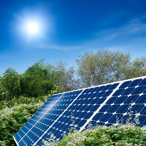 مفهوم انرژی مهار پنل خورشیدی خورشید محیط سبز