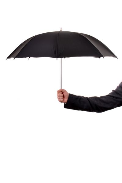 تاجری که چتر را در دست دارد و از باران محافظت می کند مفهوم بیمه کسب و کار