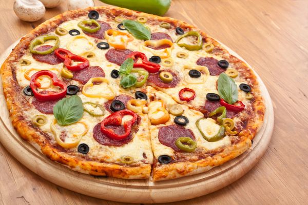 پیتزا سالامی و سبزیجات
