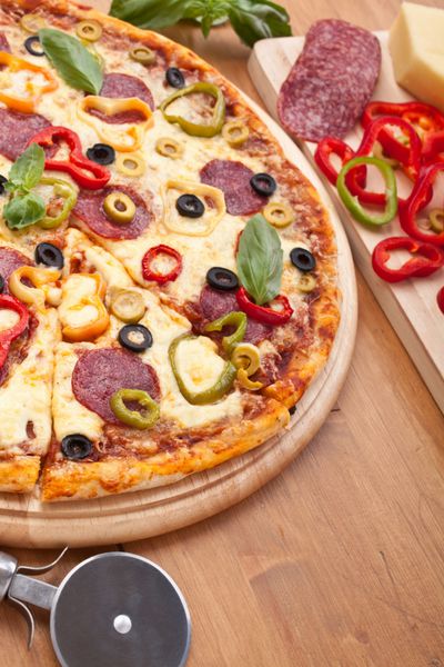 پیتزا سالامی و سبزیجات با مواد اولیه