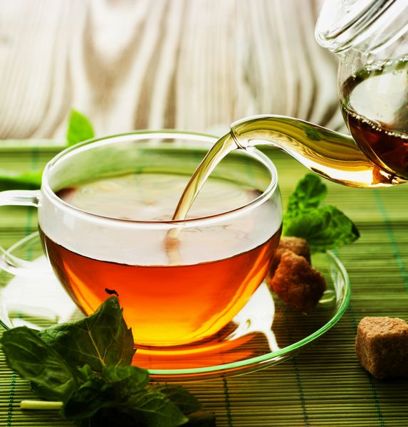 ریختن چای گیاهی