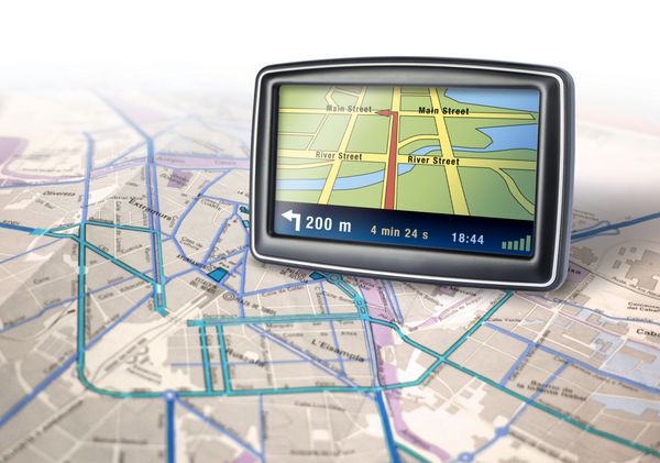 دستگاه ناوبر خودکار GPS در پس زمینه نقشه شهر