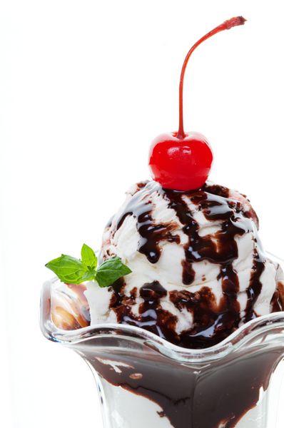 بستنی وانیلی پوشیده شده با شربت شکلات نزدیک
