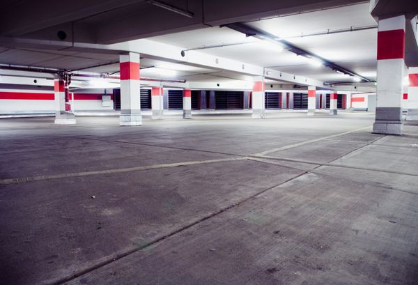 گاراژ پارکینگ گرانج داخلی زیرزمینی نور نئون در ساختمان صنعتی روشن