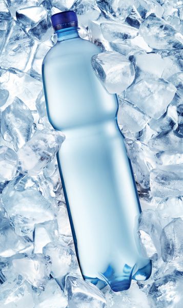 بطری آب در قالب های یخ
