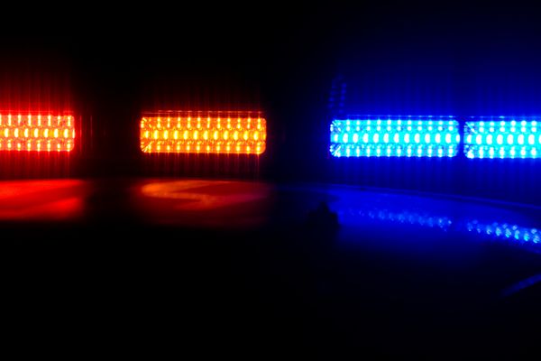 عکس چراغ های LED پلیسی قرمز و آبی روی یک رزمناو پلیس