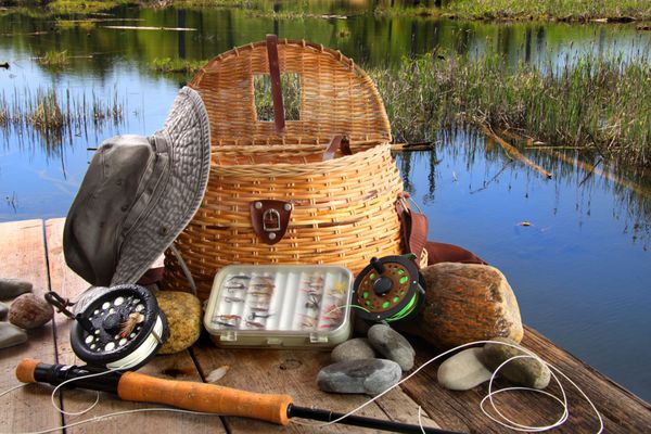چوب ماهیگیری سنتی با تجهیزات در کنار دریاچه