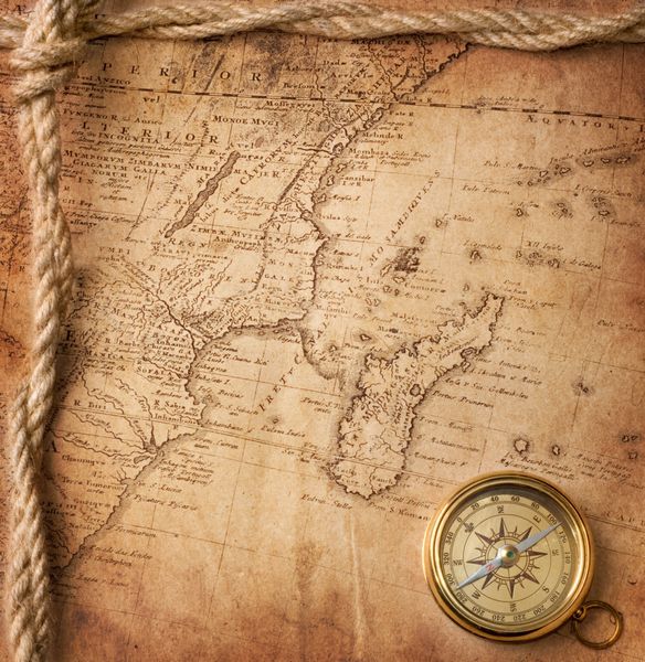 قطب نما و طناب قدیمی روی نقشه قدیمی