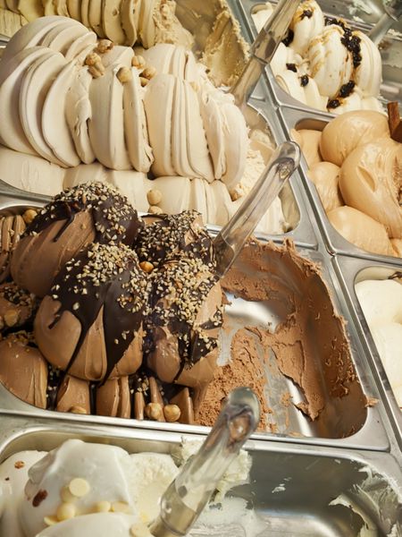 بستنی فروشی طعم های مختلف