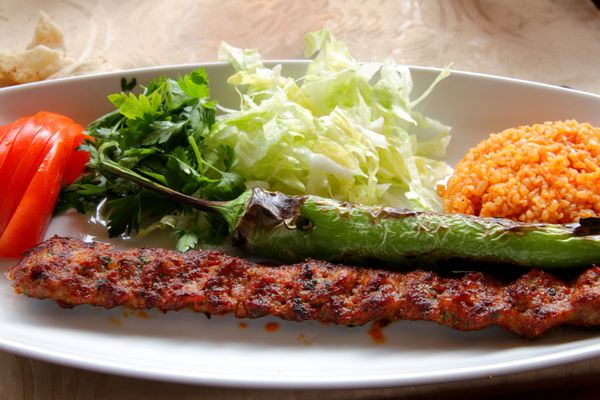 بشقاب آدانا کباب یک غذای معمولی گوشت ترکی است