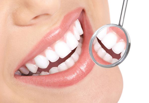 دندان های زن سالم و آینه دهان دندانپزشک