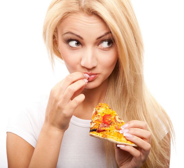 زن جوان بلوند زیبا که تکه پیتزا می خورد
