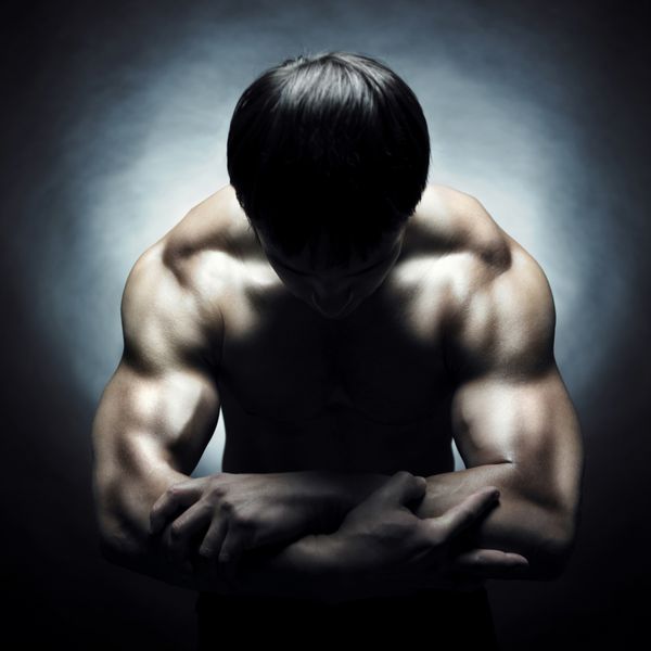 پوتو ورزشکار برهنه با بدن قوی