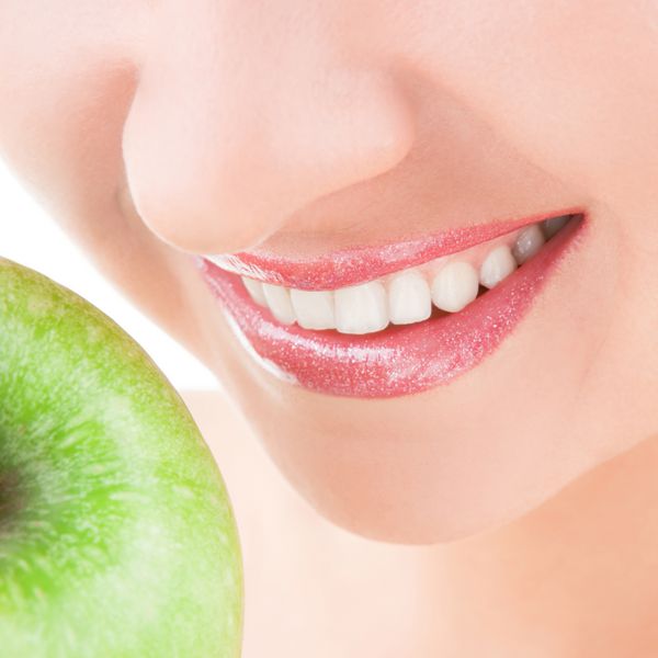 دندان های سالم و سیب سبز