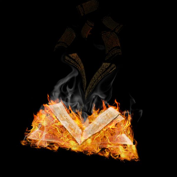 باز کردن کتاب جادویی در شعله در برابر پس زمینه سیاه