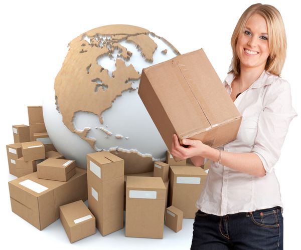 زنی که جعبه‌ای را در دست گرفته است که در پس‌زمینه جهان با بسته‌هایی احاطه شده است