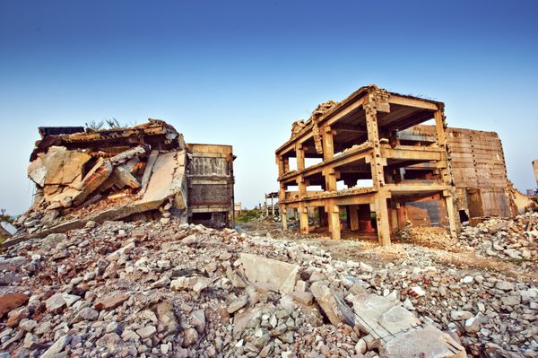 خرابه های ساختمان ها پس از زلزله
