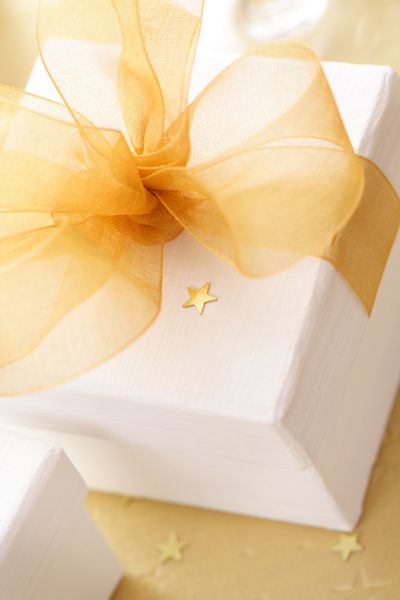 جعبه کادویی که با پاپیون روبان طلایی بسته شده است