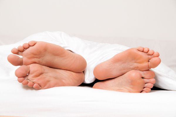 پاهای مرده زن و شوهر در رختخواب جدایی و طلاق