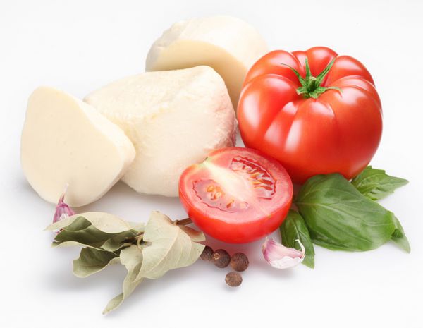 مواد لازم برای تهیه سالاد با موزارلا و گوجه فرنگی در زمینه سفید