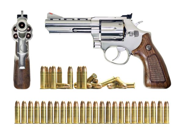 چندین شی در موقعیت های مختلف تفنگ و گلوله همه اشیاء بیش از حد سفید هستند