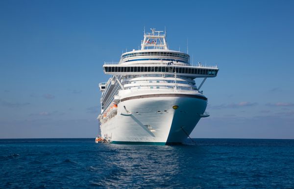 جزیره پرنسس کیز کارائیب - 8 فوریه کشتی کروز پرنسس شاهزاده زمرد آماده انتقال مسافران به جزیره انحصاری خود پرنسس کیس در 8 فوریه 2010 در دریای کارائیب است