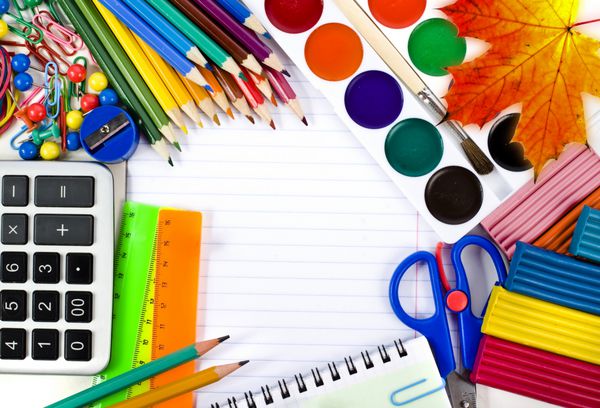 دفترچه یادداشت مداد رنگی سطح مفهومی بازگشت به مدرسه با فضای کپی روی پس‌زمینه سفید