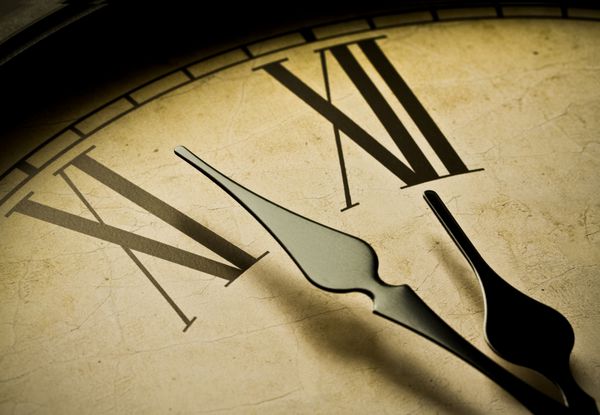 نزدیک یک ساعت عتیقه و ساعت تقریباً نیمه شب است مفهوم زمان گذشته یا مهلت