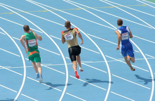 بارسلونا اسپانیا - 29 ژوئیه شرکت کنندگان در 200 متر مردان بیستمین دوره مسابقات دو و میدانی قهرمانی اروپا در ورزشگاه المپیک در 29 ژوئیه 2010 در بارسلون اسپانیا