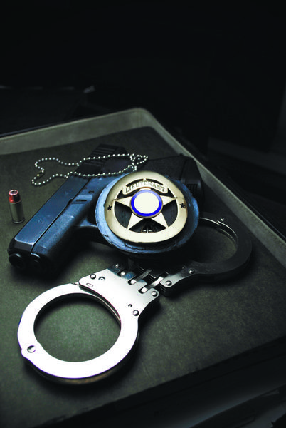 ابزار تجارت نیروی انتظامی نشان دستبند و سلاح گرم