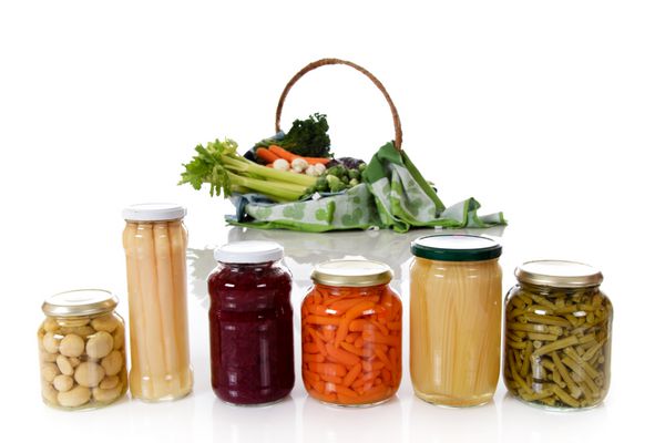 تنوع سبزیجات کنسرو شده در شیشه در مقابل سبزیجات تازه روی سبزیجات کنسرو شده تمرکز کنید شات استودیویی پس زمینه سفید