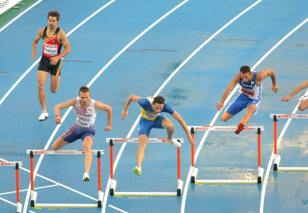 بارسلونا اسپانیا - 29 ژوئیه شرکت کنندگان 400 متر با مانع مردان در طول بیستمین مسابقات قهرمانی دو و میدانی اروپا در استادیوم المپیک در 29 ژوئیه 2010 در بارسلون اسپانیا