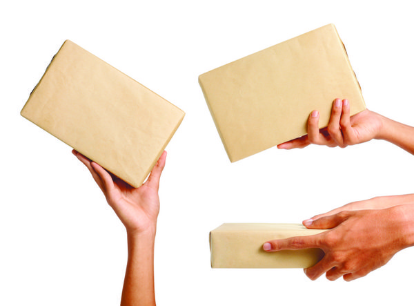 دست در دست گرفتن یک بسته سه روش مختلف برای دادن بسته به کسی