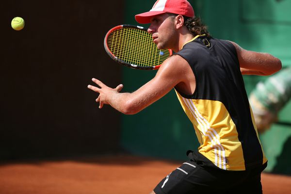 ورزشکار تنیس بازی می کند
