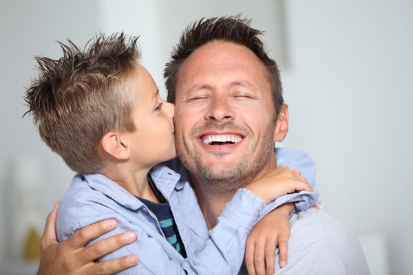 پسر کوچکی که پدرش را می بوسد