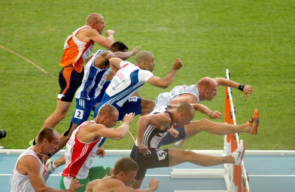 بارسلونا اسپانیا - 30 ژوئیه شرکت کنندگان 100 متر با مانع مردان در طول بیستمین مسابقات قهرمانی دو و میدانی اروپا در استادیوم المپیک در 30 ژوئیه 2010 در بارسلون اسپانیا