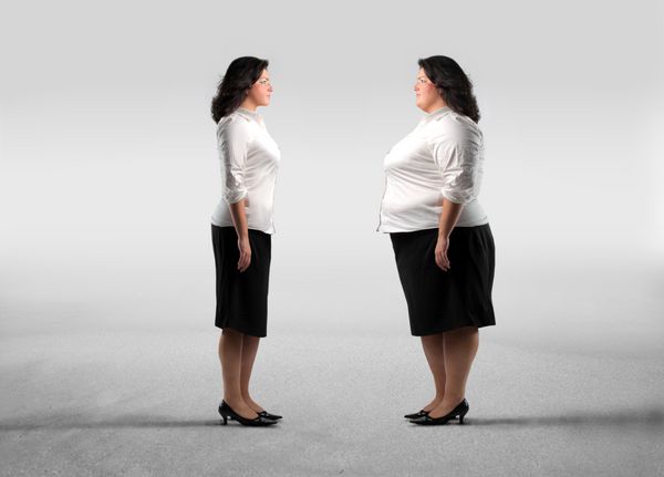 زن چاق در مقابل کلون لاغرترش ایستاده است