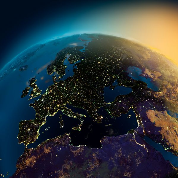 نمای شبانه اروپا از ماهواره تا نورهای درخشان شهرها در طلوع خورشید از شرق