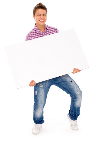 مرد جوانی که پوستر خالی در دست دارد