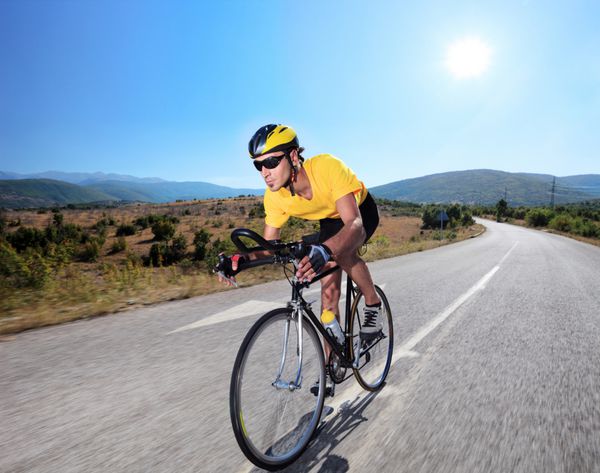 دوچرخه سوار در حال دوچرخه سواری در جاده ای باز در مقدونیه